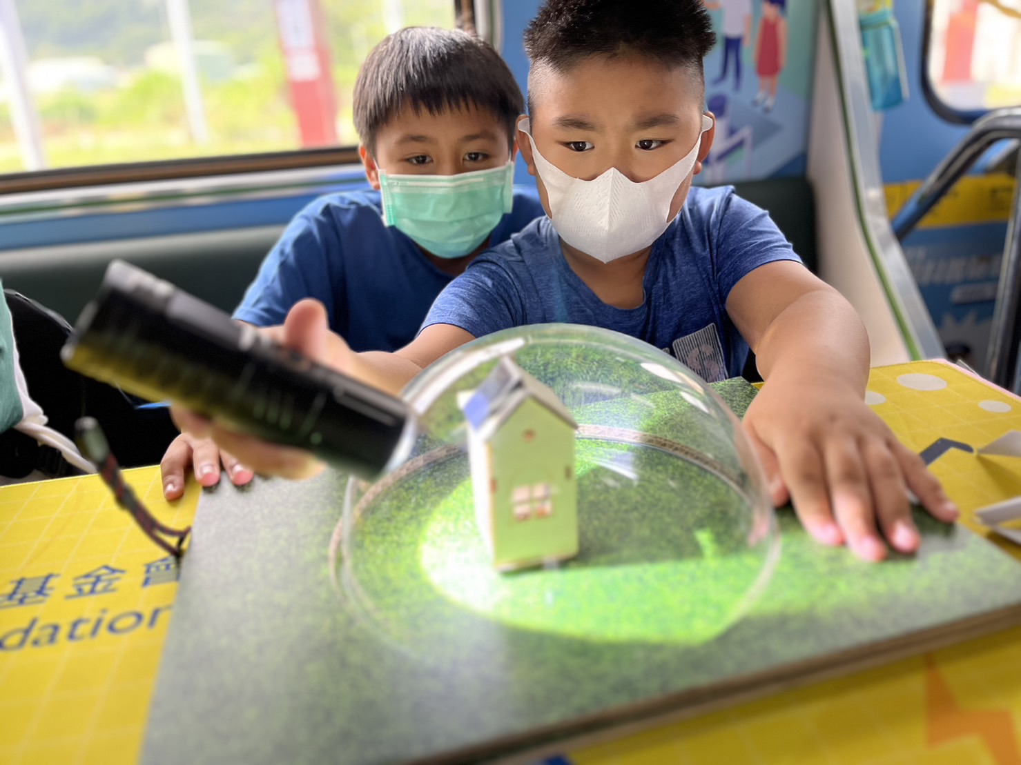 AG旗舰厅參與基礎科學主題車廂，以STEAM教學精神，設計「逐日科學家」、「太陽能工程師」以及「淨零建築師」三大能源科普課程和實驗