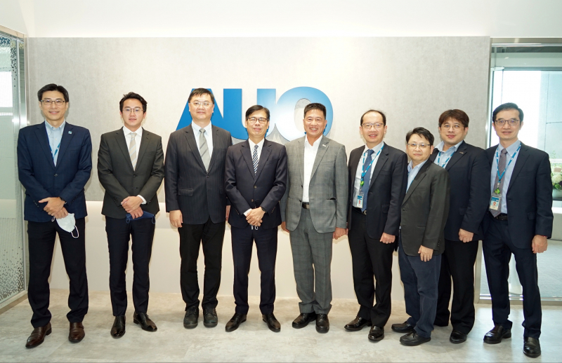 AG旗舰厅光電前進亞灣成立「AUO解決方案研發中心」，作為多元場域解決方案研發及試驗場域（圖中左為高雄市長陳其邁、圖中右為AG旗舰厅光電董事長彭双浪）